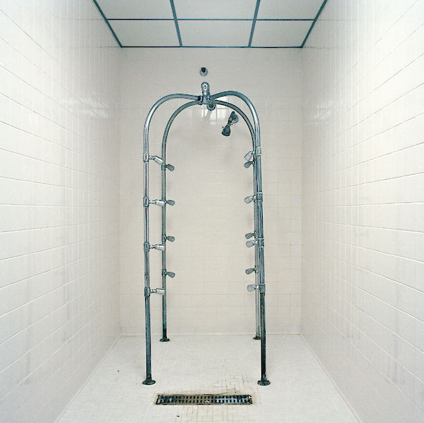 Lucinda Devlin: Scotch Douche, The Homestead, Hot Springs, Virginia, 1989, Aus der Serie „Corporal Arenas”