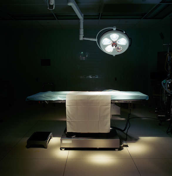 Lucinda Devlin: Operating Room #8, Forrest General Hospital, Hattiesburg, Mississippi, 1998, aus der Serie „Corporal Arenas”