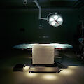 Lucinda Devlin: Operating Room #8, Forrest General Hospital, Hattiesburg, Mississippi, 1998, aus der Serie „Corporal Arenas”