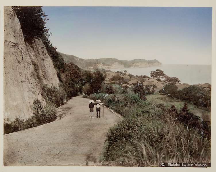 Historisches Foto eines Weges entlang einer Bucht.