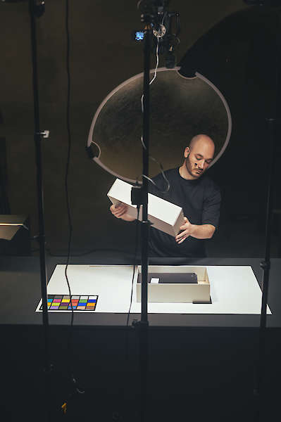 Pablo Lerma öffnet während seiner Performance eine Archivbox.