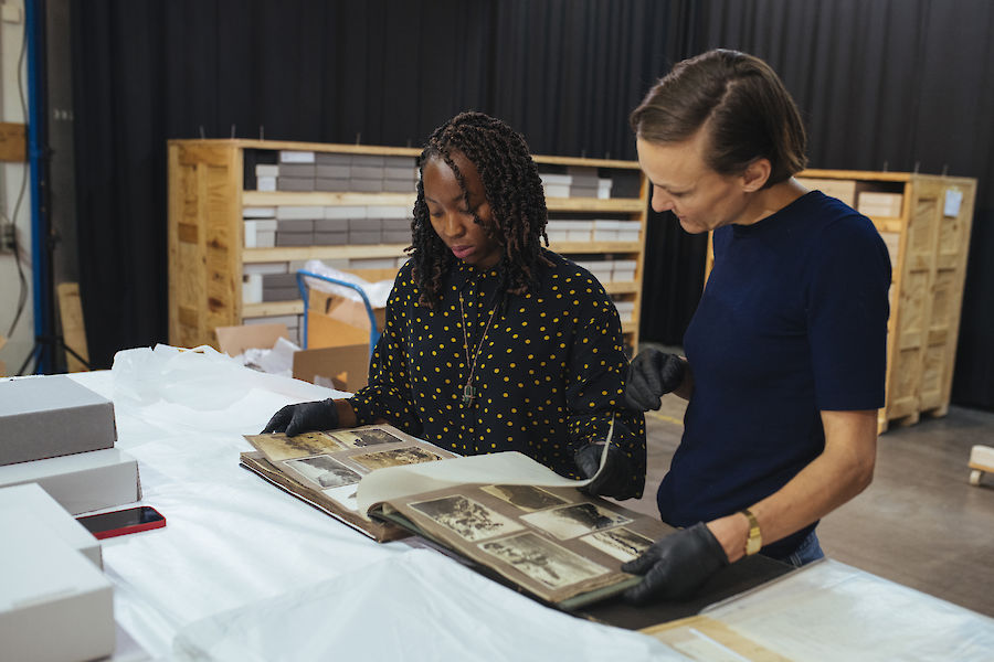 Lebohang Kganye zu Besuch im Archiv des Rautenstrauch-Joest-Museums, 2022