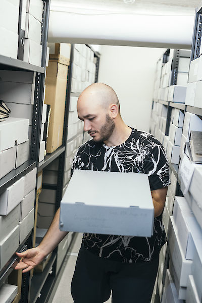 Archivbesuch, Pablo Lerma im NS-Dok, 2022 © buerofuerkunstdokumentation