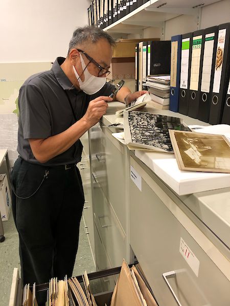 Naoya Hatakeyama besucht das Archiv im Museum für Ostasiatische Kunst, 2022