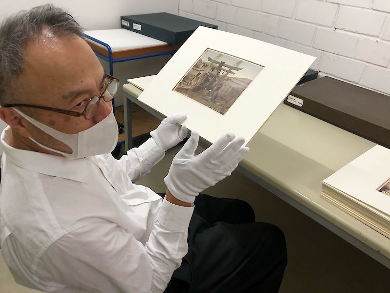 Naoya Hatakeyama besucht das Archiv im Museum für Ostasiatische Kunst, 2022