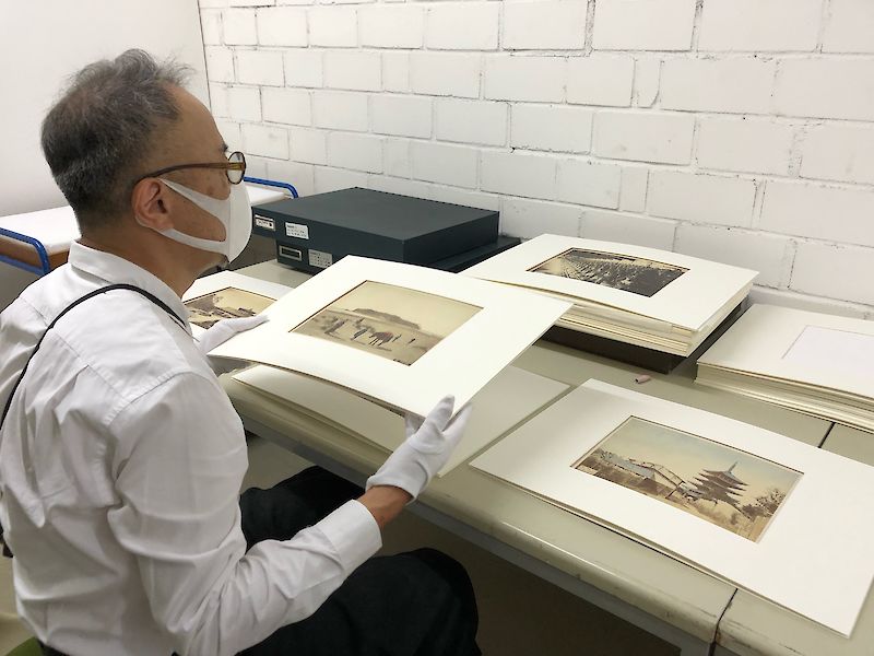 Naoya Hatakeyama besucht das Archiv im Museum für Ostasiatische Kunst, 2022