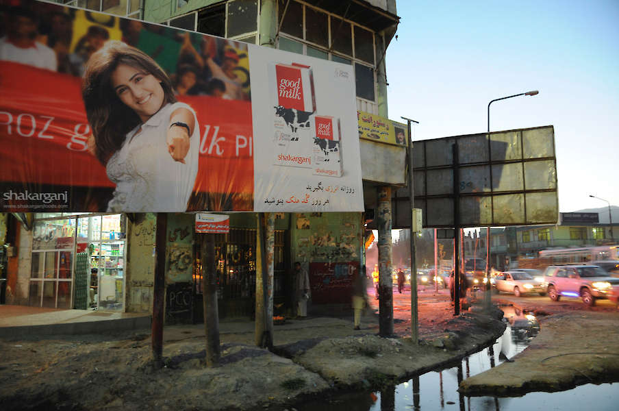 Billboard Girl, aus: Finding Afghanistan / modo Verlag