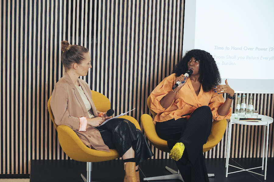 Lucia Halder und Lebohang Kganye sitzen mit Mikrofon auf zwei Sesseln für einen Artist Talk.