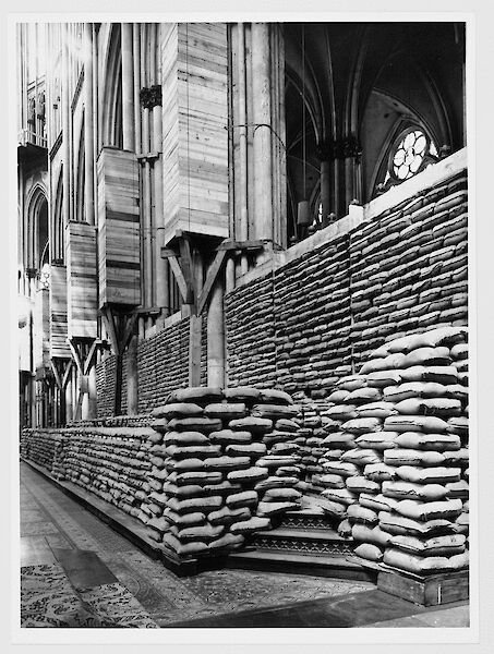 Schwarz-Weiß Foto: Nahaufnahme der gestapelten Sandsäcke und Schutzverkleidungen.