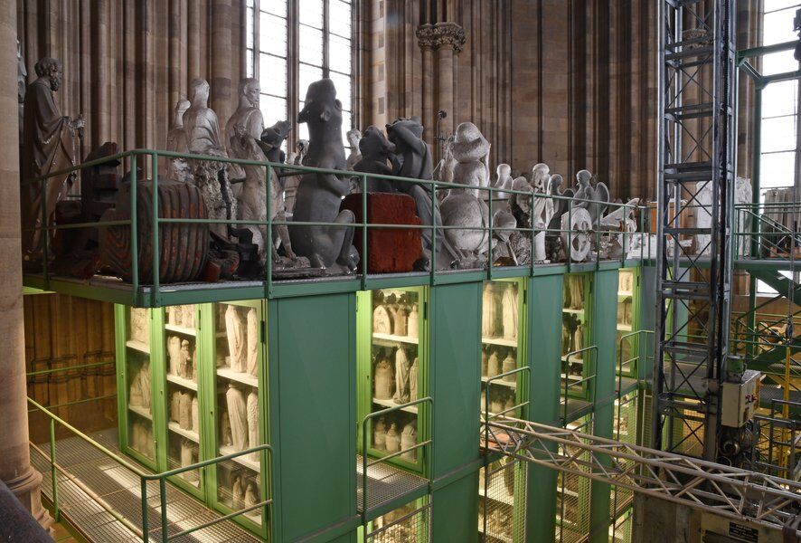 Viele Gipsmodelle stehen aufgereiht in etlichen Regalen in einem Raum im Dom.