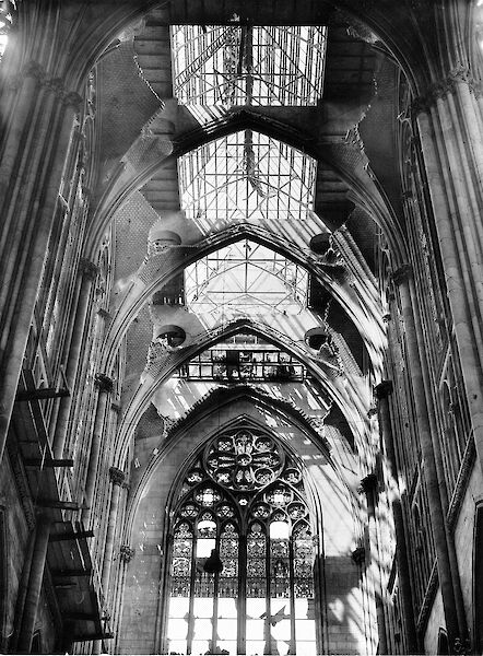 Blick im Dom nach oben auf die durchlöcherte Gewölbedecke.