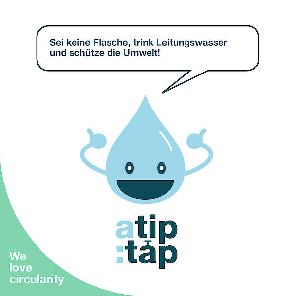 Illustrierter Wassertropfen mit lachendem Gesicht, der die Daumen hochhält. Sprechblase: Sei keine Flasche, trink Leitungswasser und schütze die Umwelt.